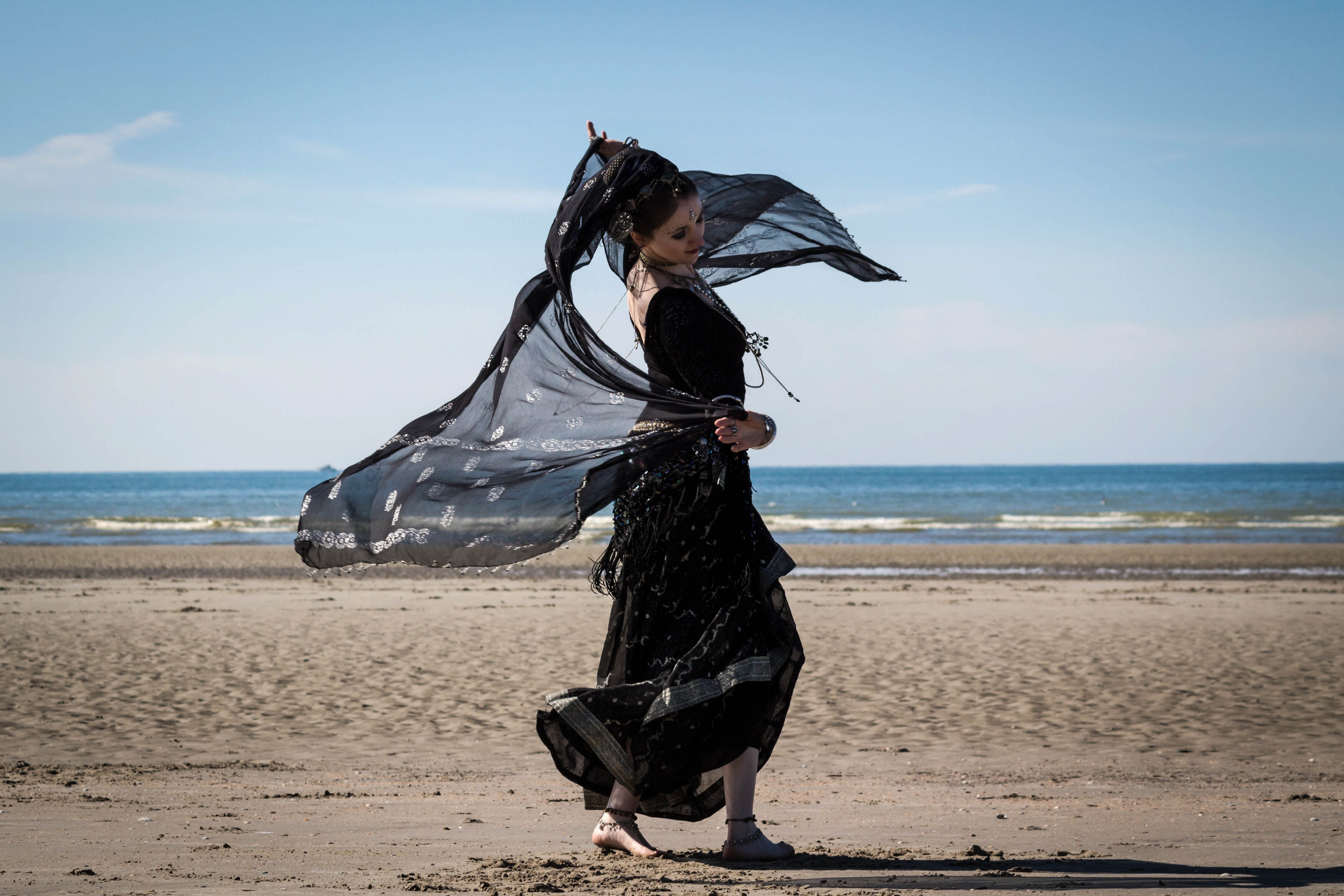 Dancing winds. Танцы у моря. Девушка танцует на берегу моря. Восточный танец на море. Танец живота на берегу моря.